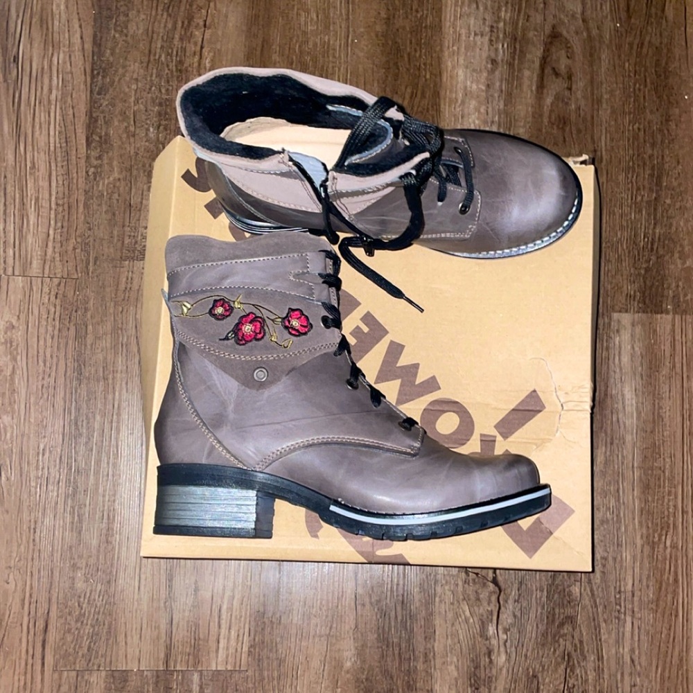 Dromedaris Kara Embroidery, Slate Boots
-$235 originally 
-Never been worn